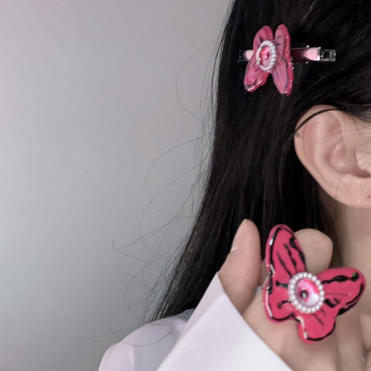 Xiaohongshu recommends Y2K millennium sweet and cool girl butterfly hair clip with side bangs and a duckbill hair accessory ring