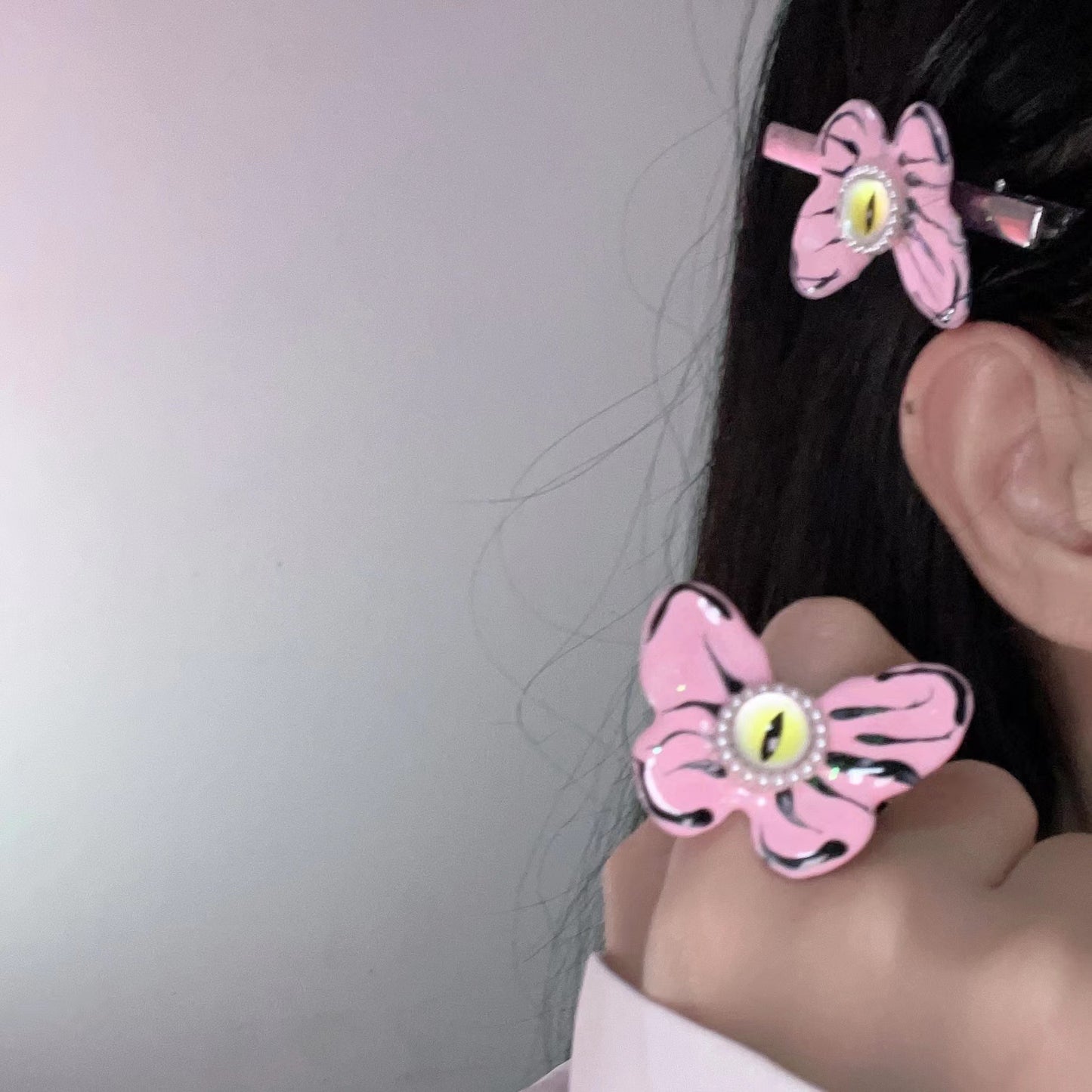 Xiaohongshu recommends Y2K millennium sweet and cool girl butterfly hair clip with side bangs and a duckbill hair accessory ring