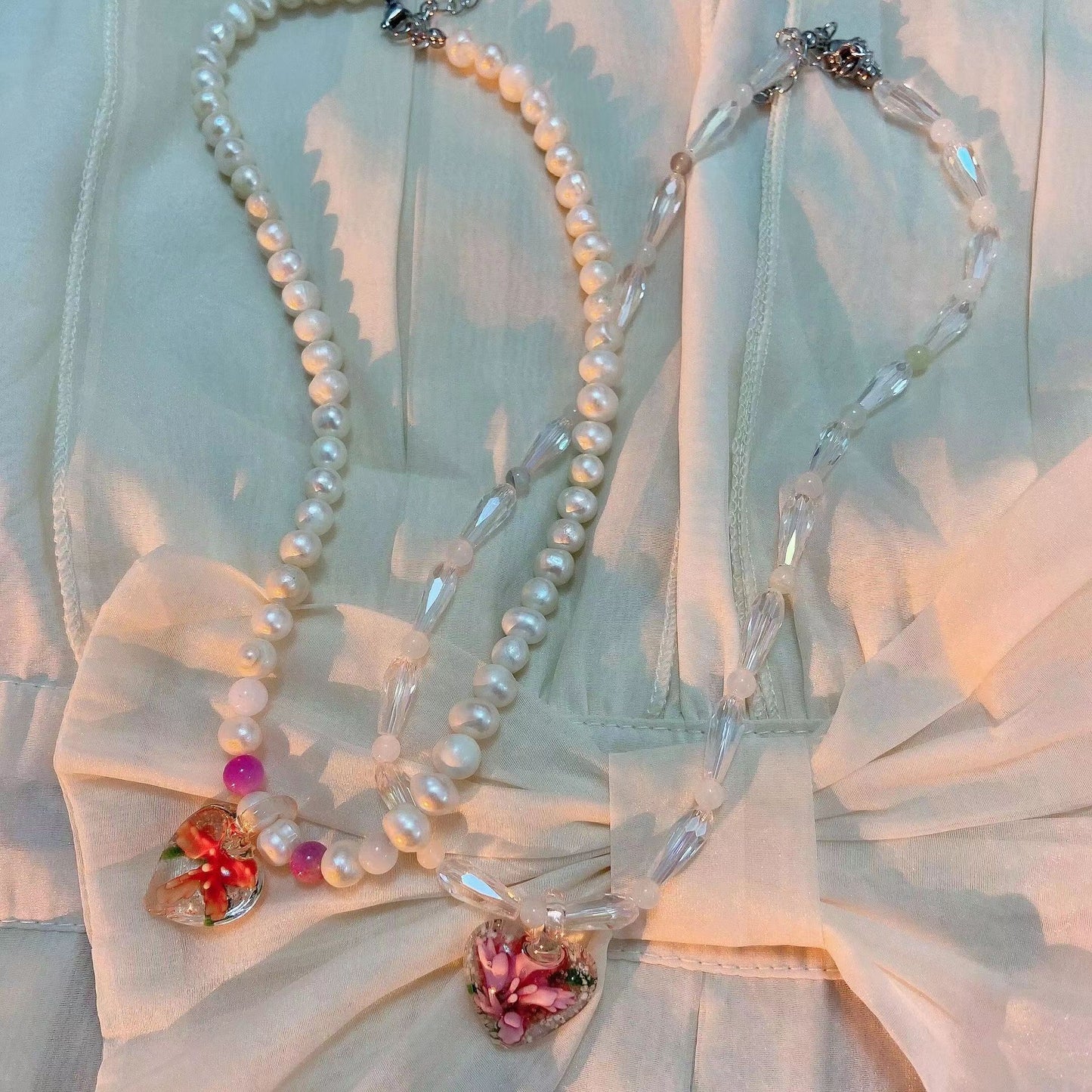 A niche design that feels sweet and cool. Colorful crystal pearl love pendant necklace, Choker non collision style