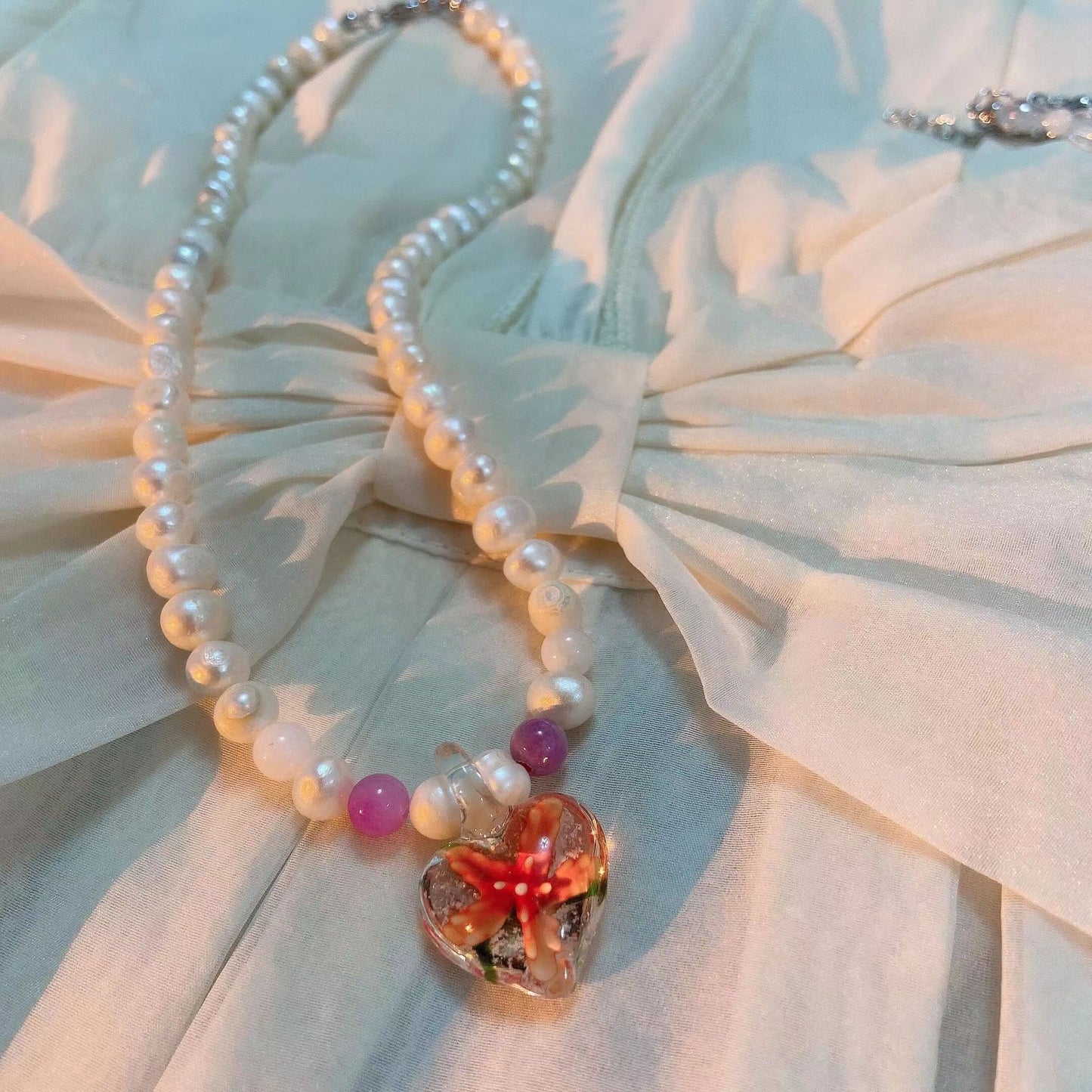 A niche design that feels sweet and cool. Colorful crystal pearl love pendant necklace, Choker non collision style