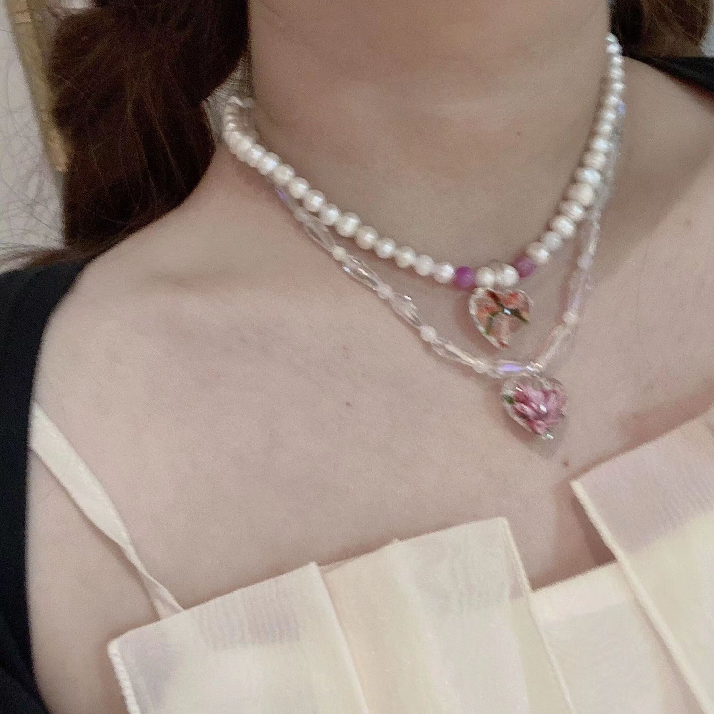A niche design that feels sweet and cool. Colorful crystal pearl love pendant necklace, Choker non collision style