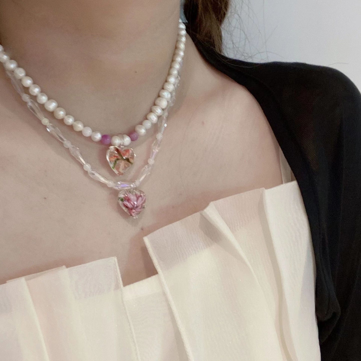 A niche design that feels sweet and cool. Colorful crystal pearl love pendant necklace, Choker non collision style