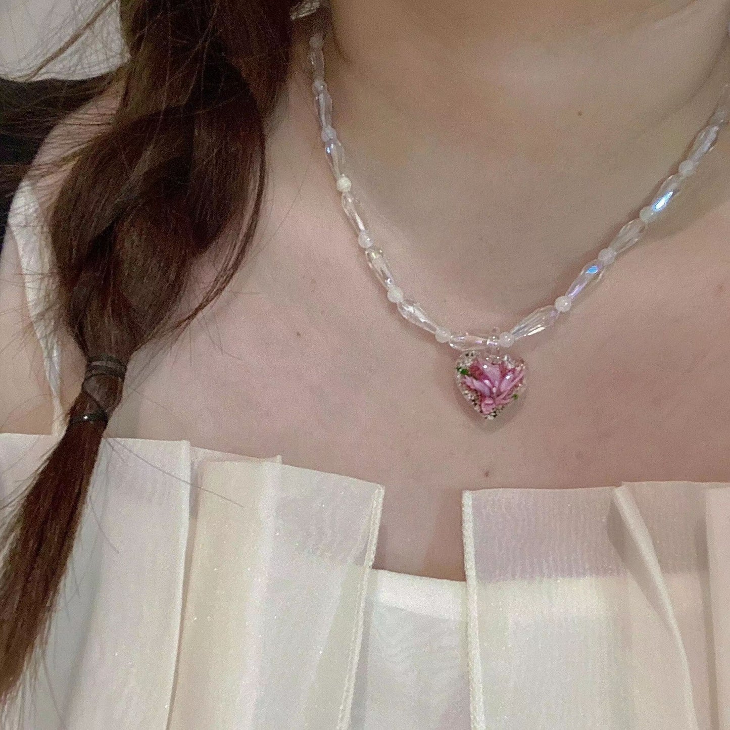 A niche design that feels sweet and cool. Colorful crystal pearl love pendant necklace, Choker non collision style