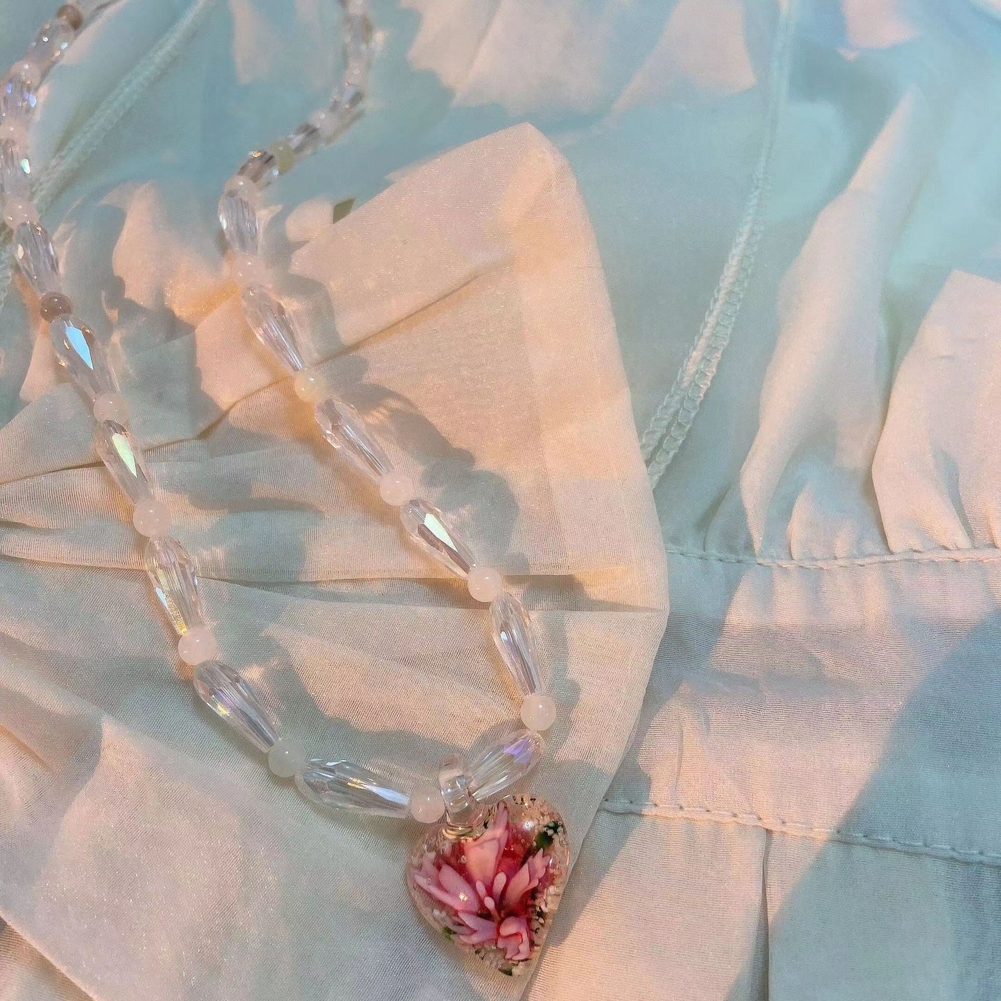 A niche design that feels sweet and cool. Colorful crystal pearl love pendant necklace, Choker non collision style
