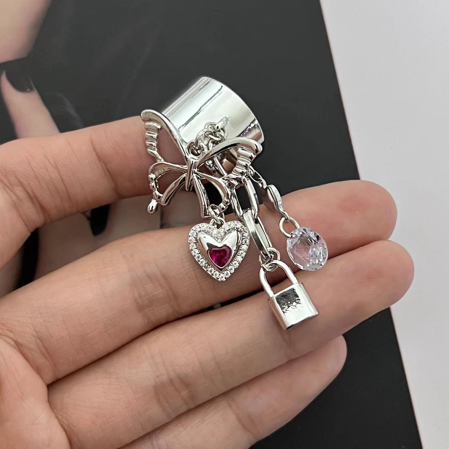 Xijia Rainbow Letter Belt Sweet Cool Cool Cool Style Personalized Hip Hop trendsetter Metal Butterfly Love Pendant Ring Finger