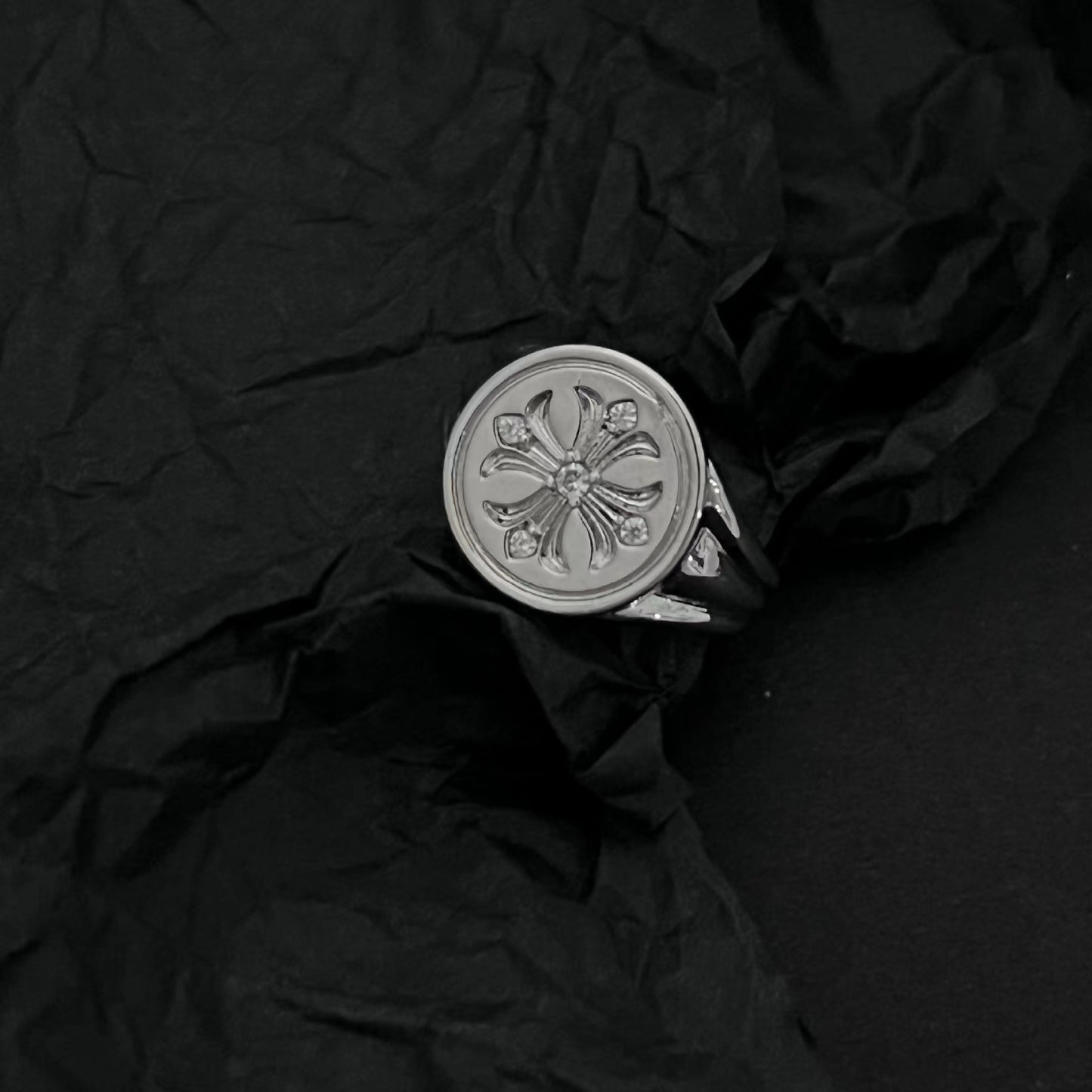Cross ring, European and American niche design, three-dimensional Saturn minimalist temperament ring, Saturn full diamond ring