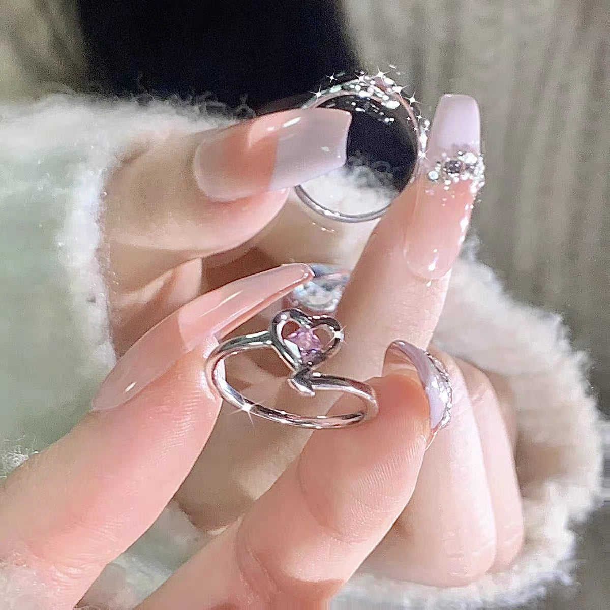 The Little Red Book is the same as the niche diamond inlaid love ring for female students and girls. The Heart Food Ring can be adjusted for the 2023 new model