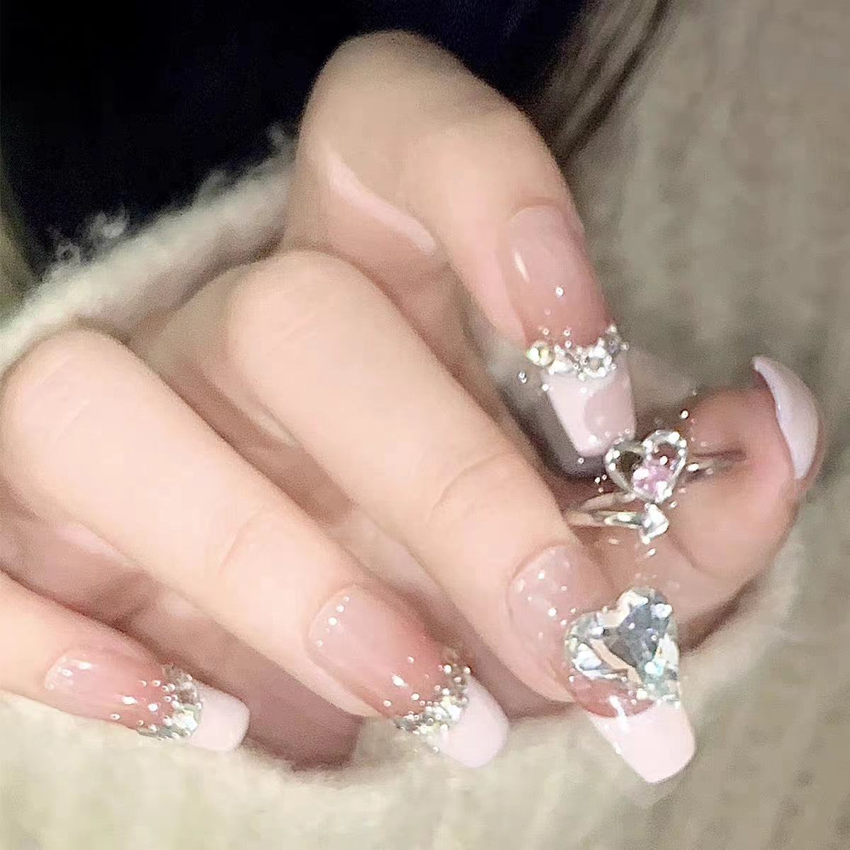 The Little Red Book is the same as the niche diamond inlaid love ring for female students and girls. The Heart Food Ring can be adjusted for the 2023 new model