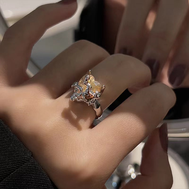 The Little Red Book is the same as the niche diamond inlaid love ring for female students and girls.