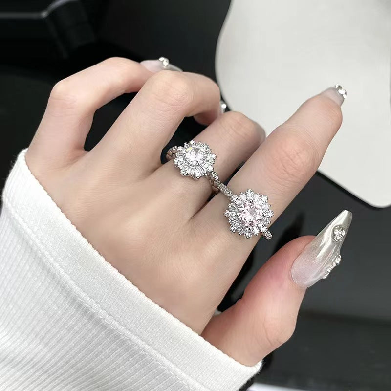 Luxury and luxurious, with diamond inlay and zircon insets. Cold and indifferent fairy style ring. Female niche design with snowflake opening index finger