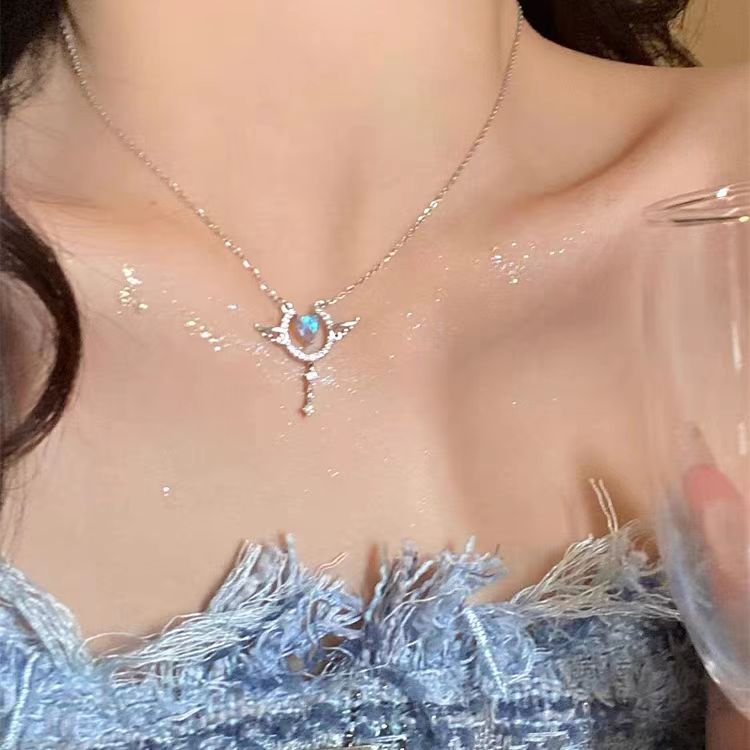 Lanzi Dream Love Angel Pendant Necklace with Luxury and Subtle Design, Exquisite French High Sense Collar Chain Princess