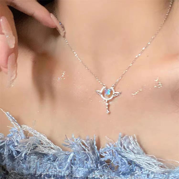 Lanzi Dream Love Angel Pendant Necklace with Luxury and Subtle Design, Exquisite French High Sense Collar Chain Princess