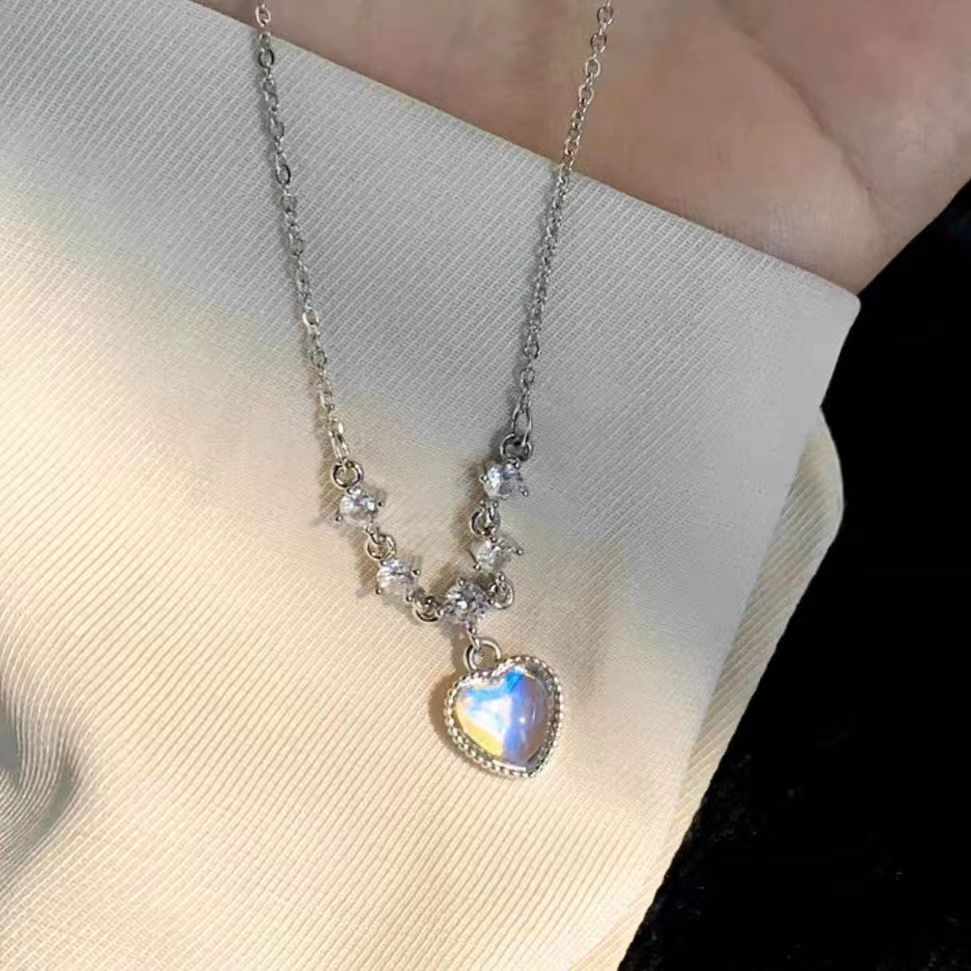 Love Diamond Necklace for Women with Light Luxury and Small Market Design Sense 2023 New High Grade Elegance Clavicle Chain