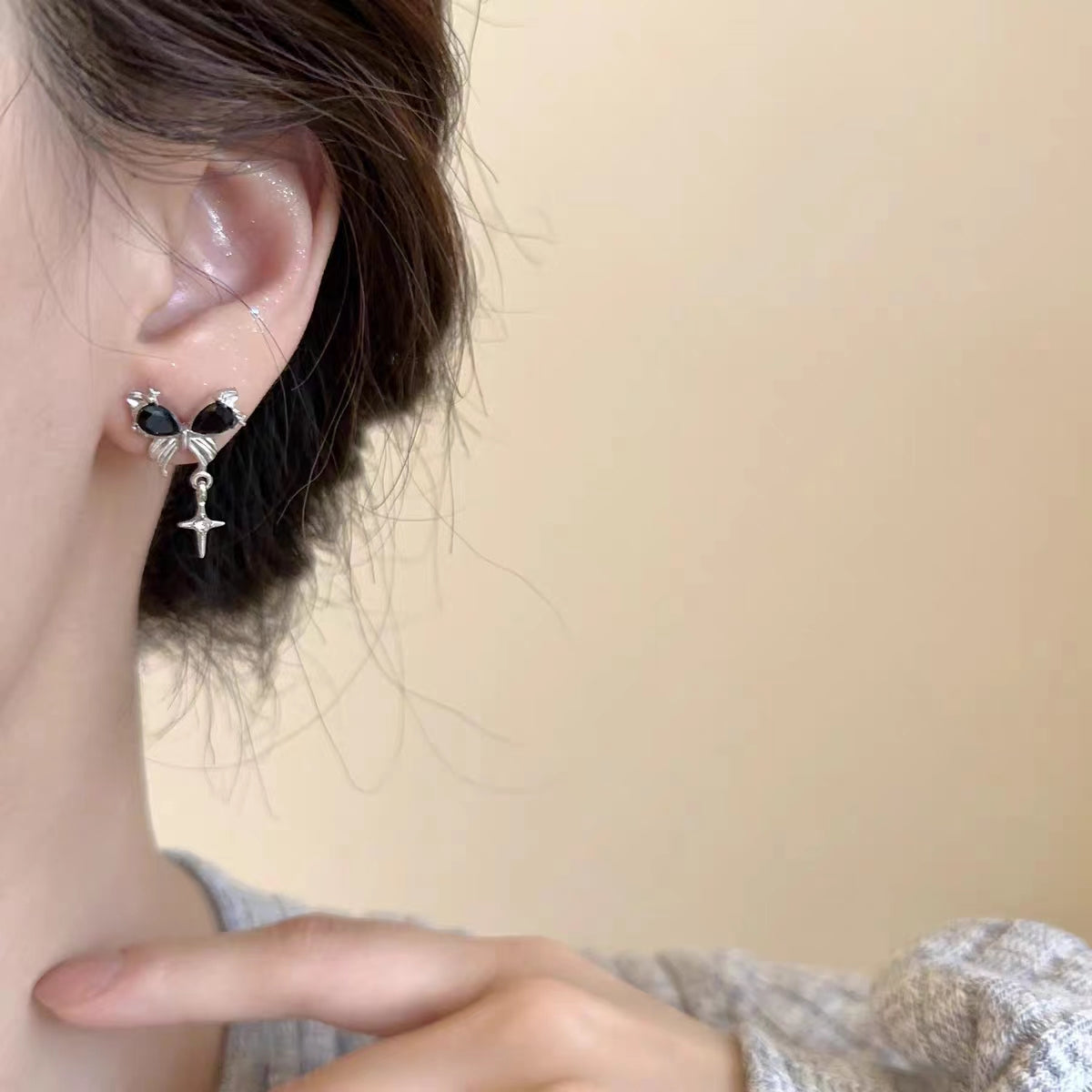 S925 Silver Autumn and Winter Black Bow Tie Pearl Flower Earrings 2022 New Trendy Small Design Sense Earrings for Women