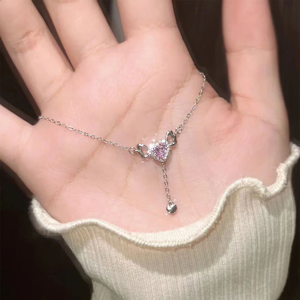 Flower trace love titanium steel necklace 2023 new popular light luxury niche collarbone chain women's high-end necklace accessories trend