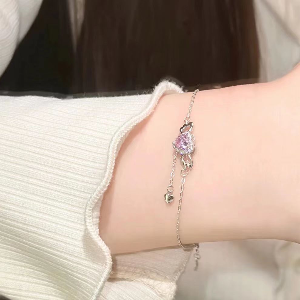 Flower trace love titanium steel necklace 2023 new popular light luxury niche collarbone chain women's high-end necklace accessories trend