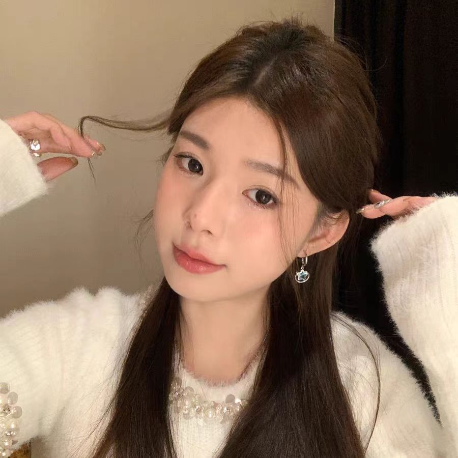 Five pointed star earrings with a high-end feel
