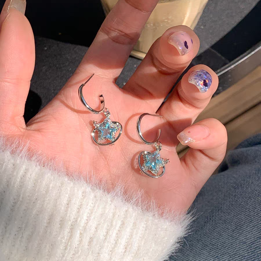 Five pointed star earrings with a high-end feel