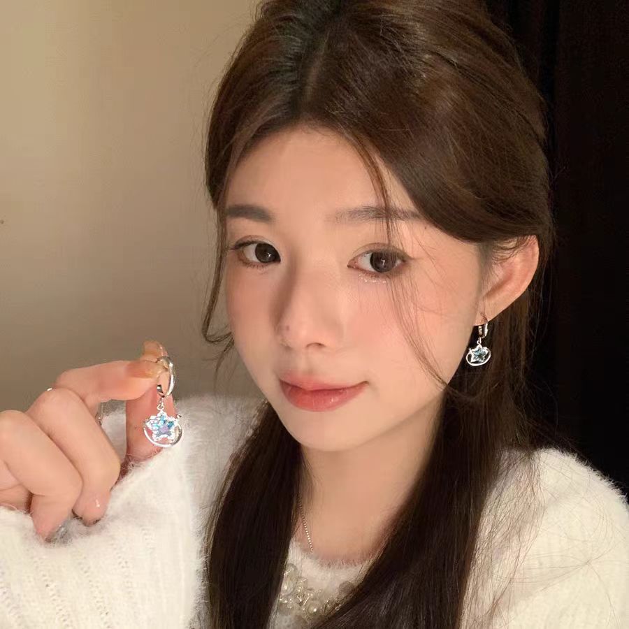 Five pointed star earrings with a high-end feel