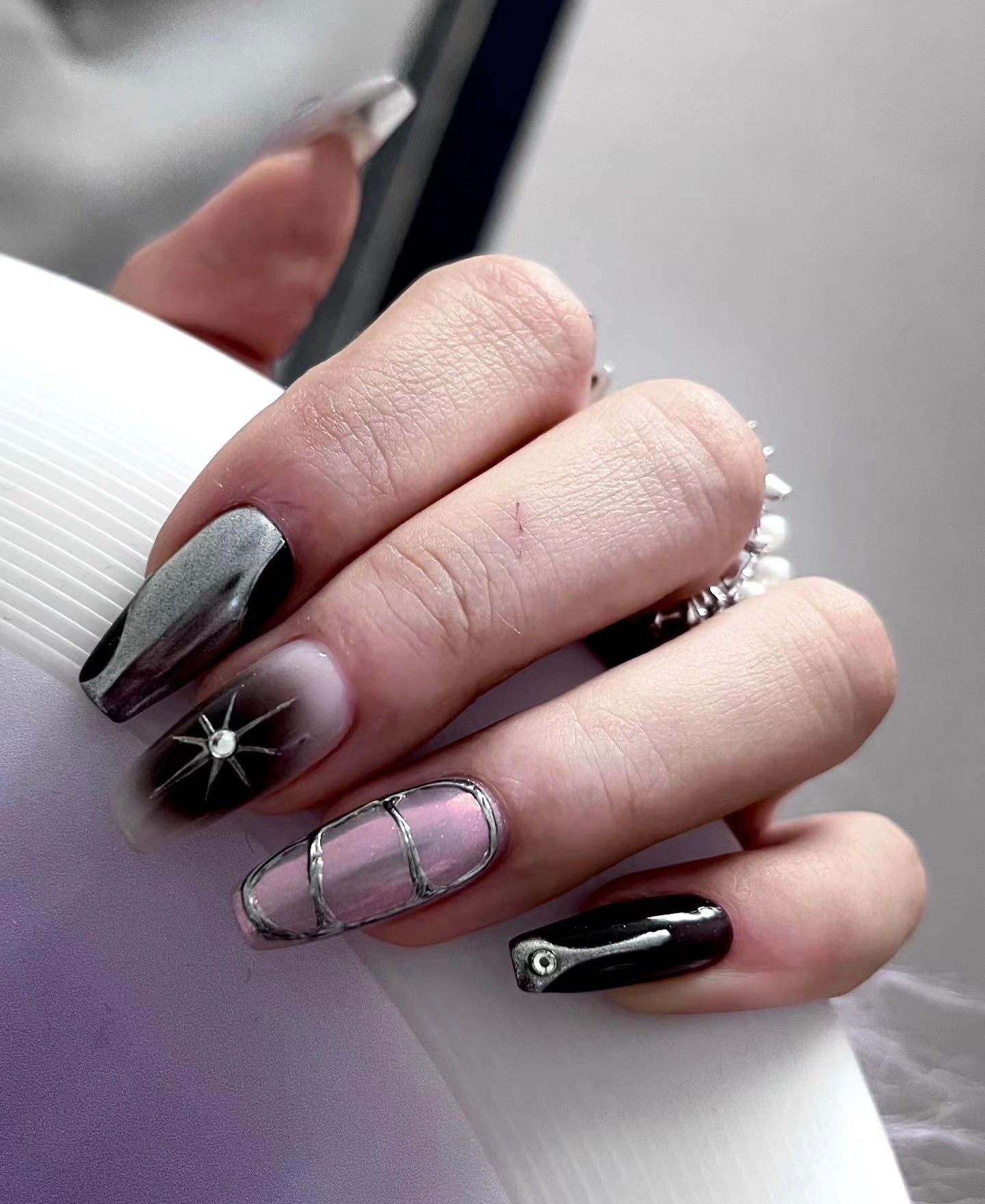 Edgy Black & Silver Glam Nail Se
