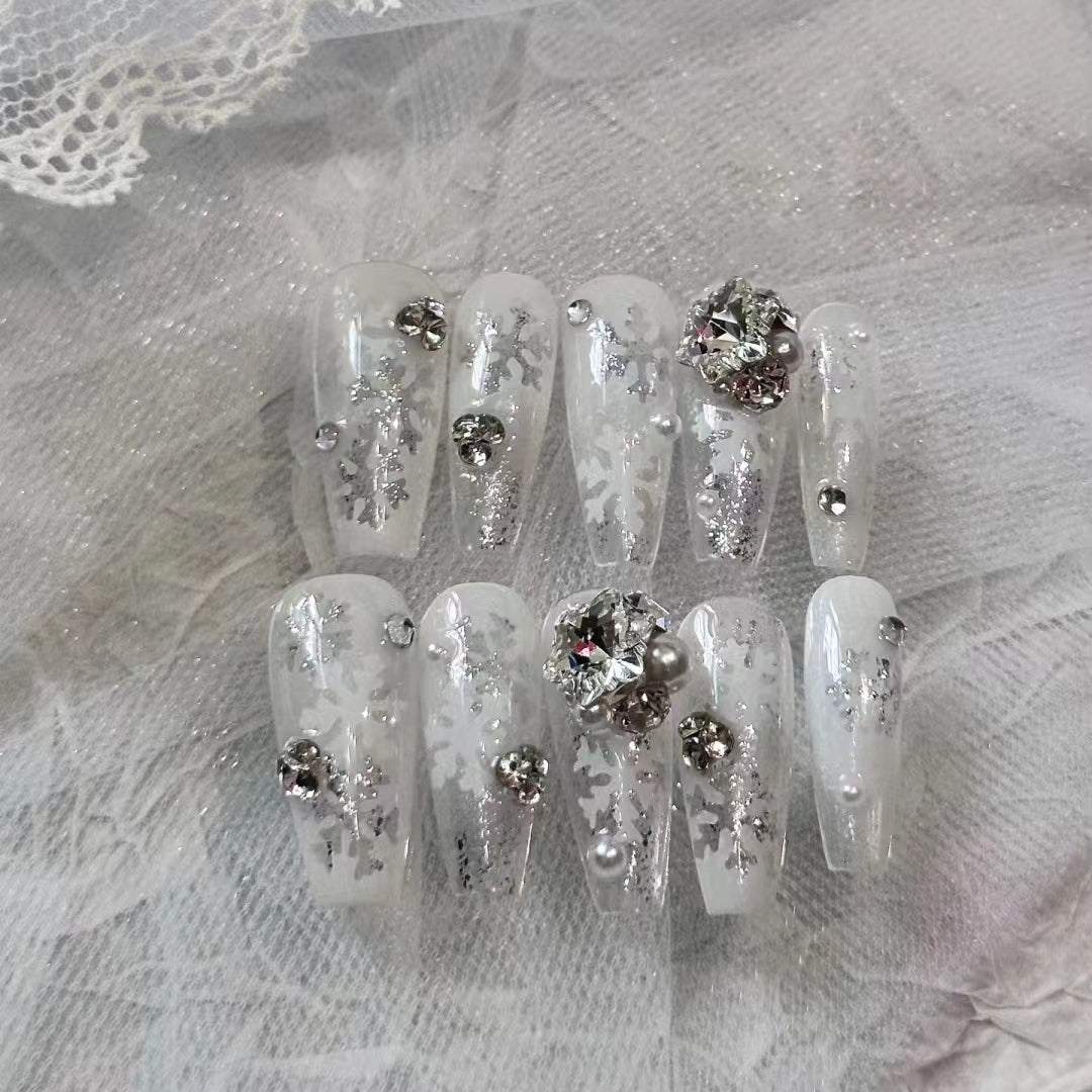 Wearing armor, handcrafted customized wearable products, Christmas new nail art, winter love songs, and a cool atmosphere