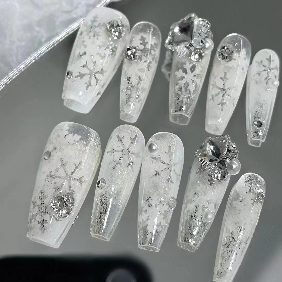Wearing armor, handcrafted customized wearable products, Christmas new nail art, winter love songs, and a cool atmosphere