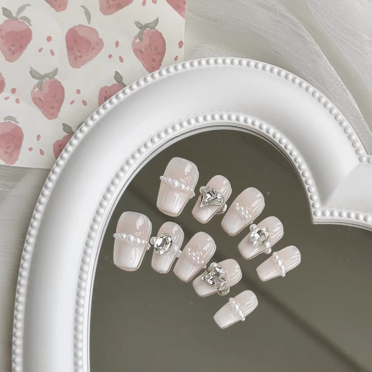 Audrey Hepburn | Handmade Wearing Armor Pearl French Fragrance Cute and Elegant Light Therapy Armor Twisted Heart Diamond Shining