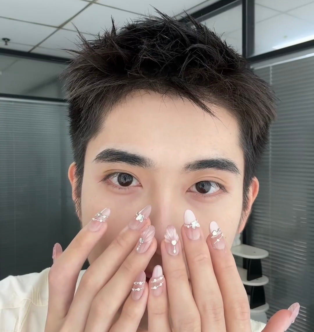 Delicate Elegance – Minimalist Floral Nail Art