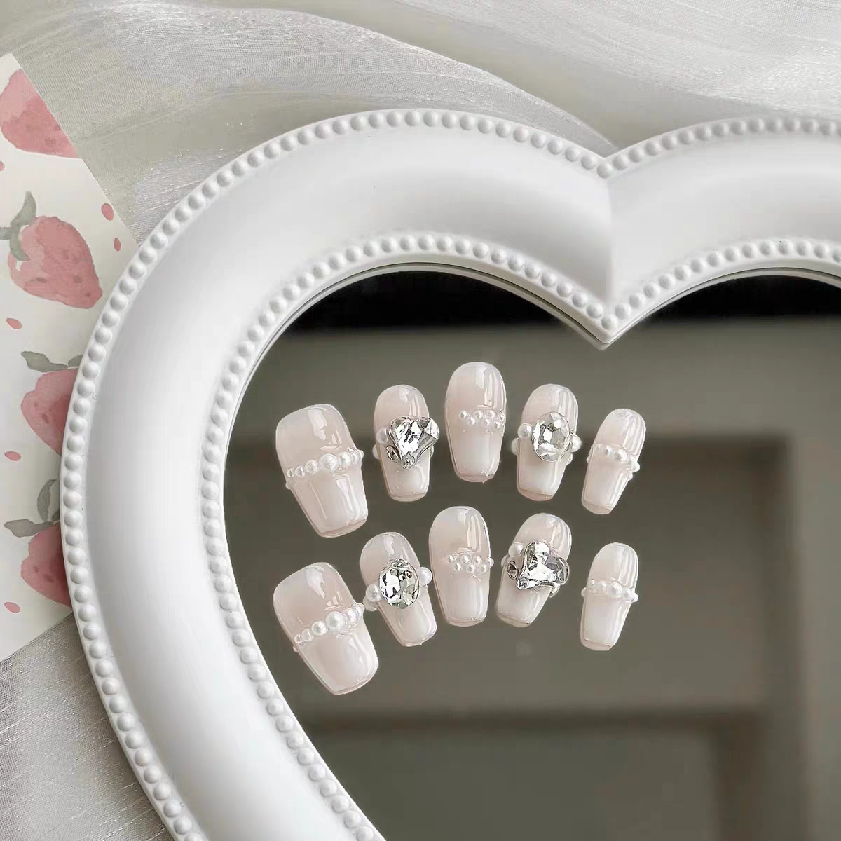 Audrey Hepburn | Handmade Wearing Armor Pearl French Fragrance Cute and Elegant Light Therapy Armor Twisted Heart Diamond Shining