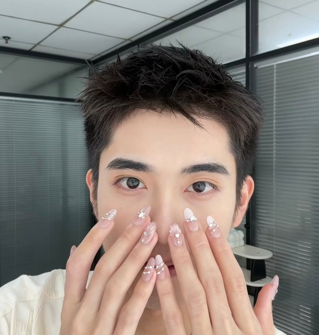 Delicate Elegance – Minimalist Floral Nail Art