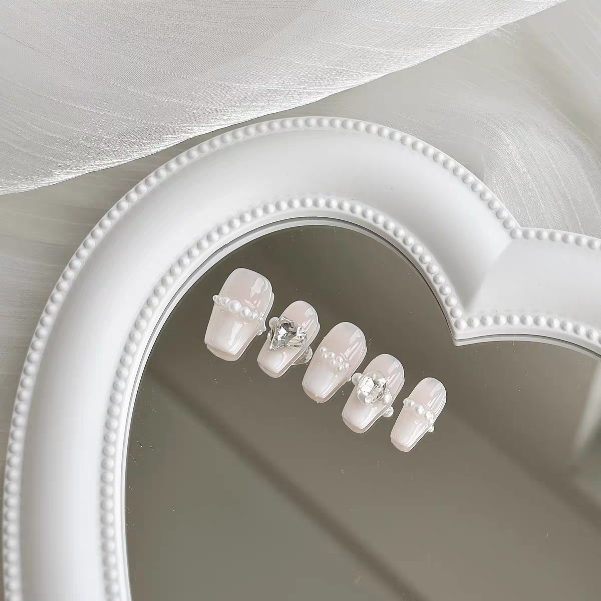 Audrey Hepburn | Handmade Wearing Armor Pearl French Fragrance Cute and Elegant Light Therapy Armor Twisted Heart Diamond Shining