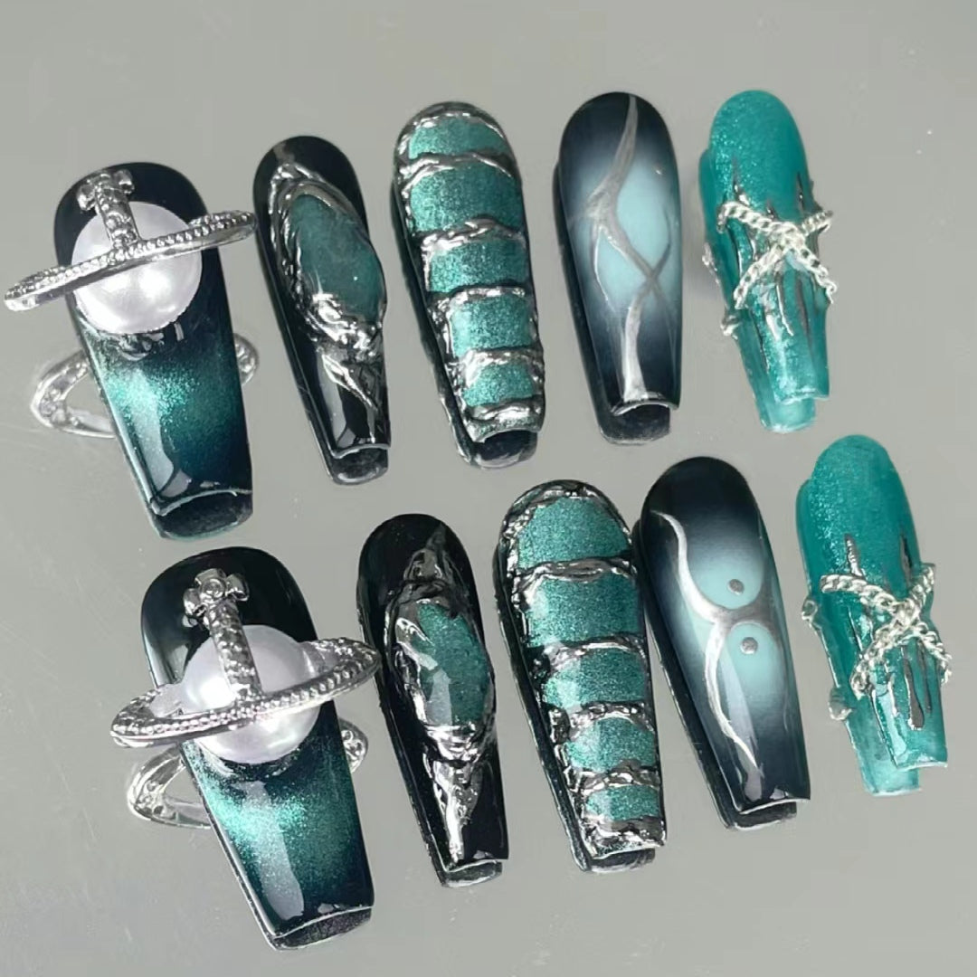 Deep sea halo dyeing is extremely expensive and not easy to provoke the female lead. Nail enhancement with dark green color, silver European and American chain, nail patch, and wearing armor