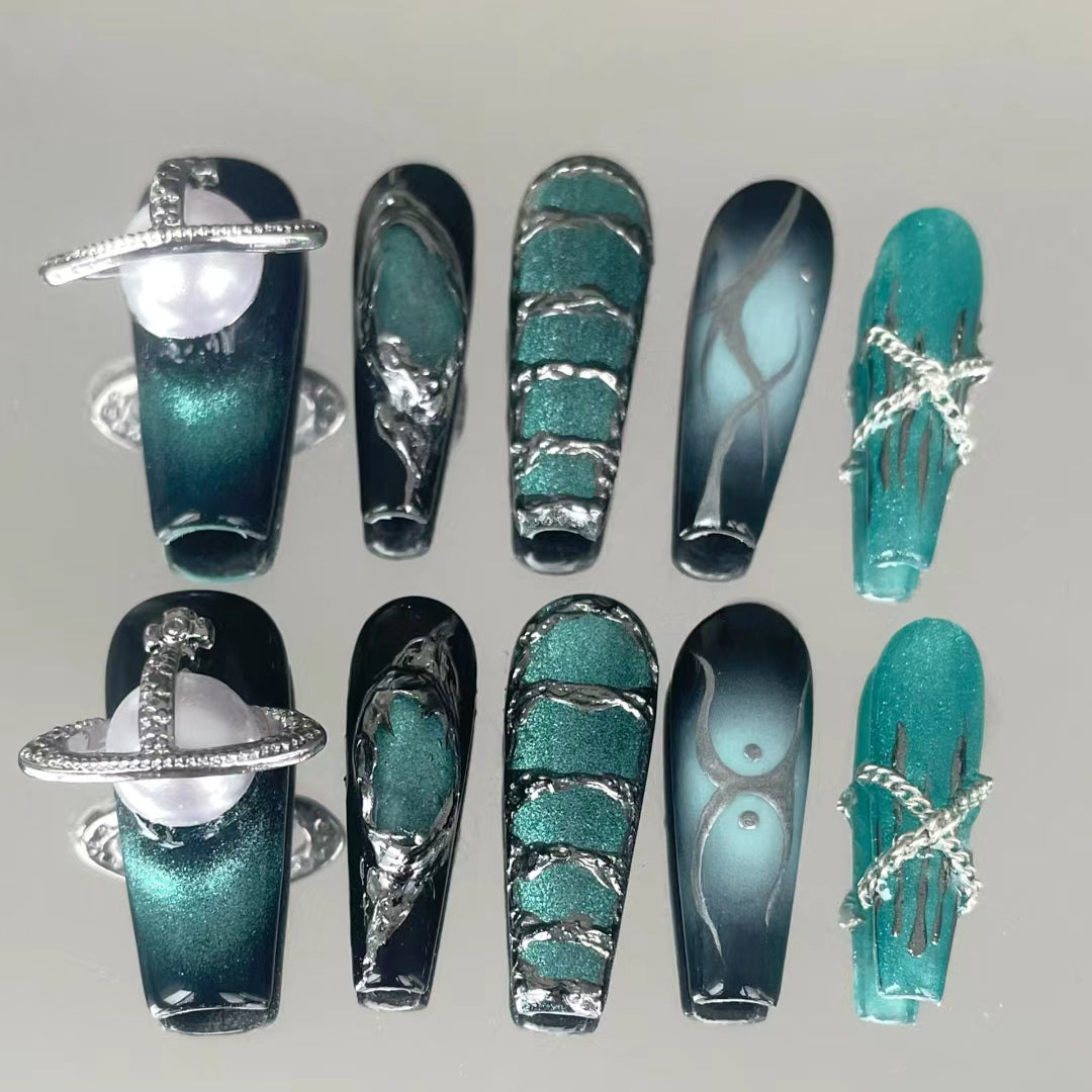 Deep sea halo dyeing is extremely expensive and not easy to provoke the female lead. Nail enhancement with dark green color, silver European and American chain, nail patch, and wearing armor