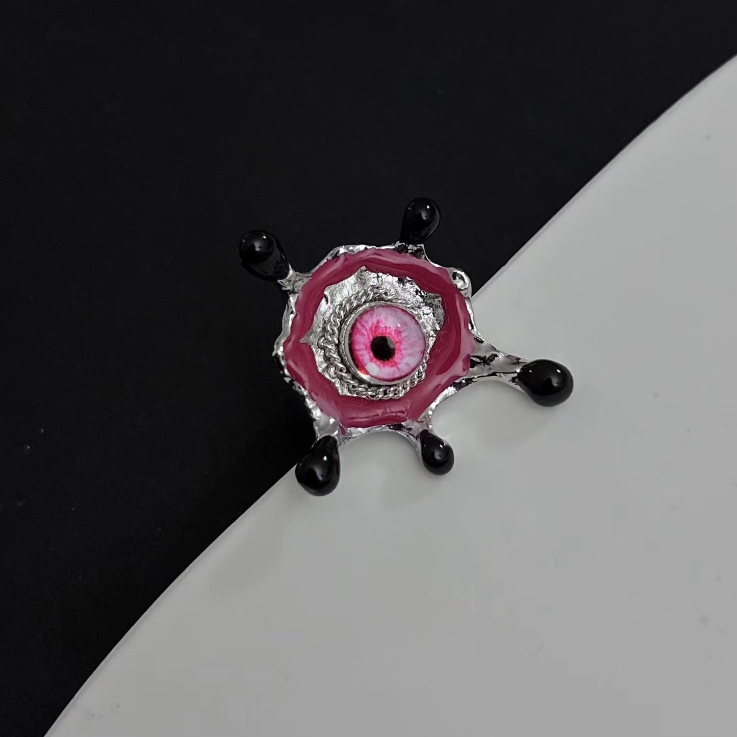 Bored, wearing a little devil's eye ring on my hand, sweet and cool spicy girl Y2K ring, niche sensation glass eye beads
