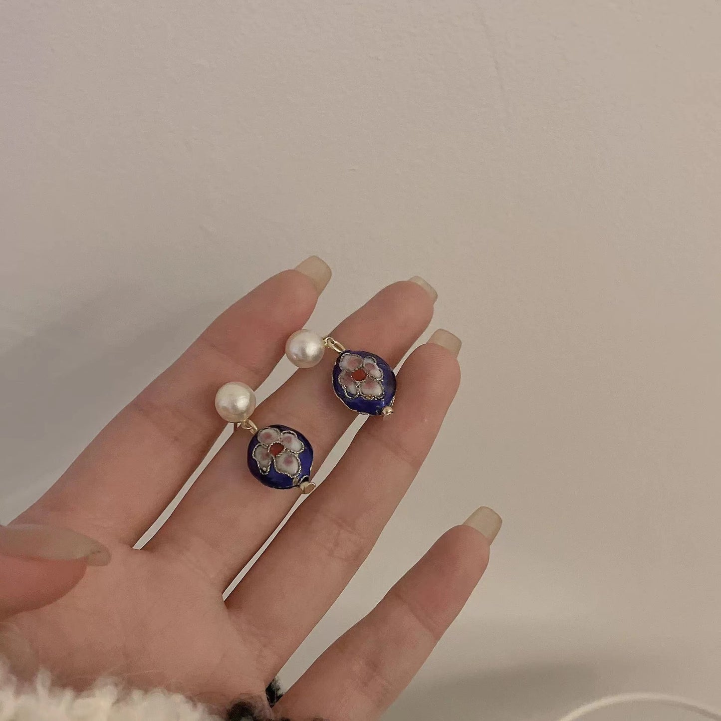 Gentle French retro hand enamel color meeting Earrings
