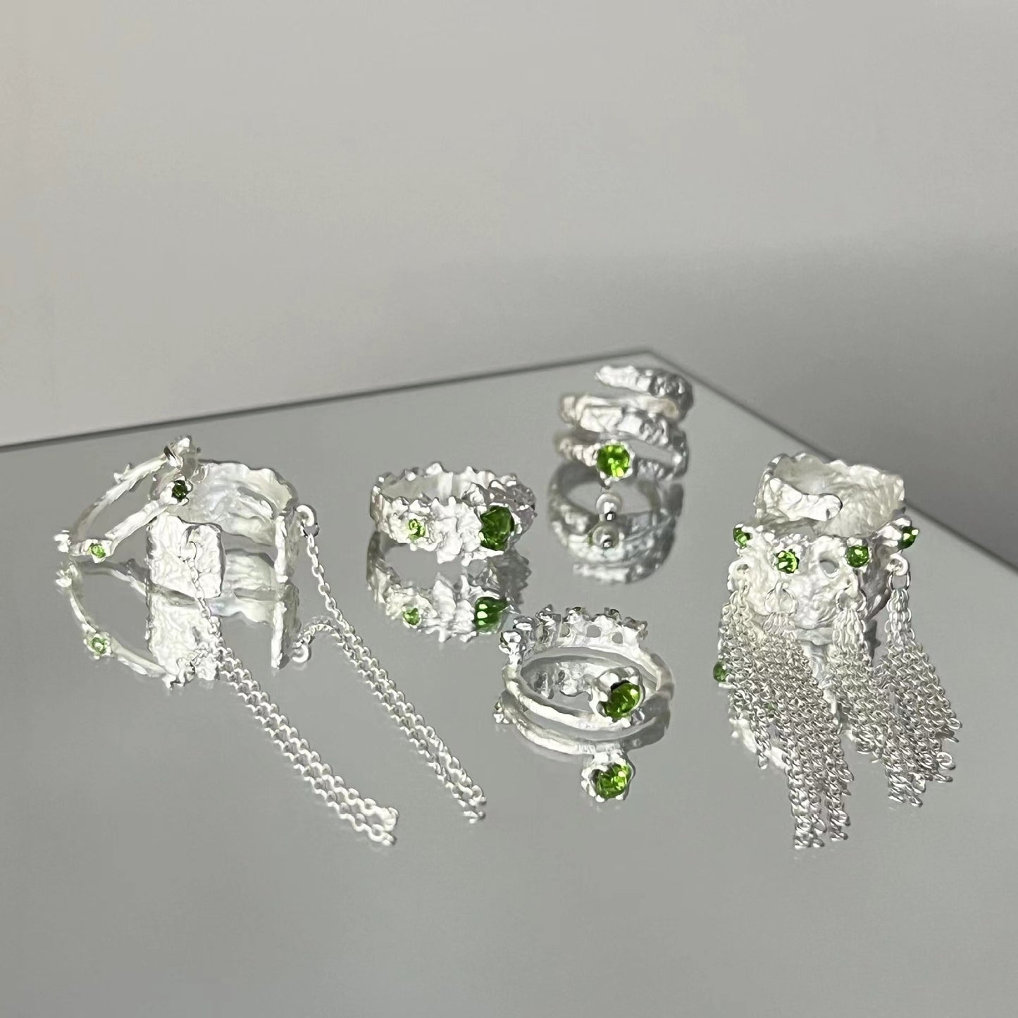 Green rhinestone tassel chain pearl pendant ring