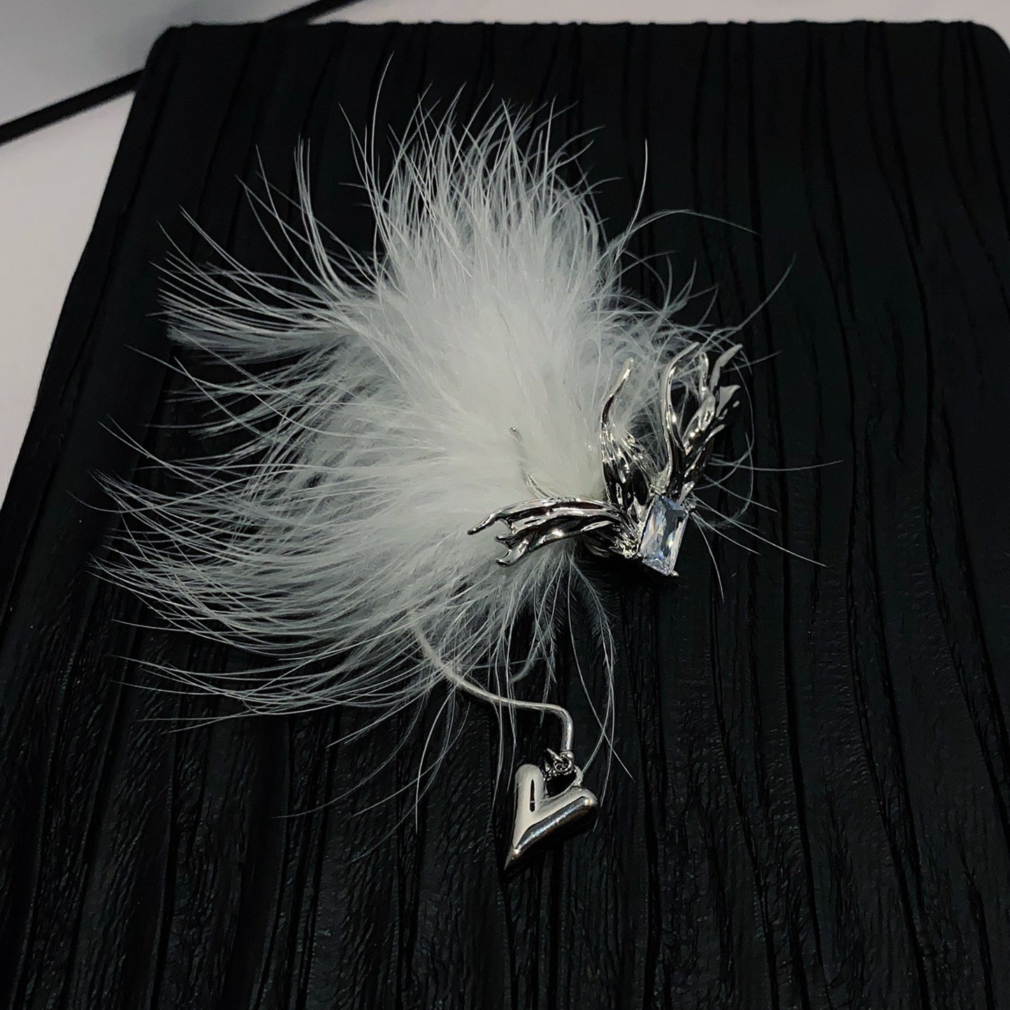 Small design sense, left and right ears, single feather, antler, zirconium inlaid earrings, fashionable love pendant, ear hook without ear hole