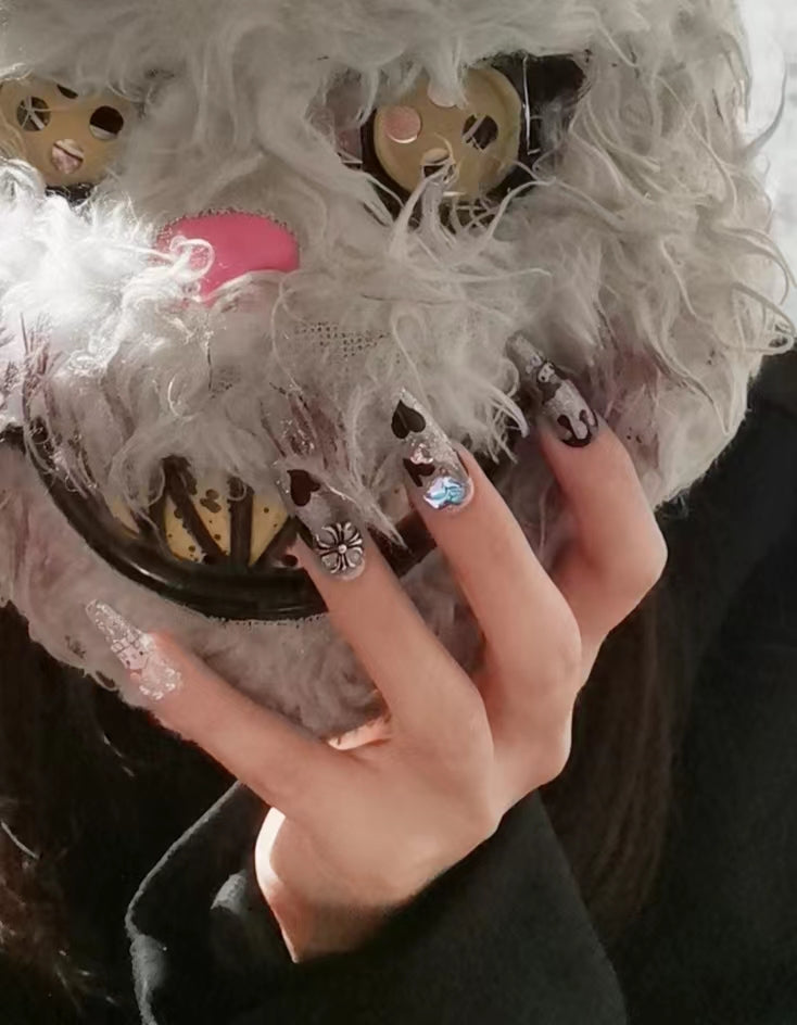 Kulomi wears nail y2k hot girl nail art