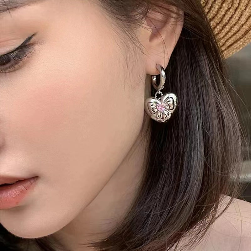 Love heart earrings female ins sweet cool wind personality fashion zirconia earrings light luxury niche senior sense of a hundred with earrings tide