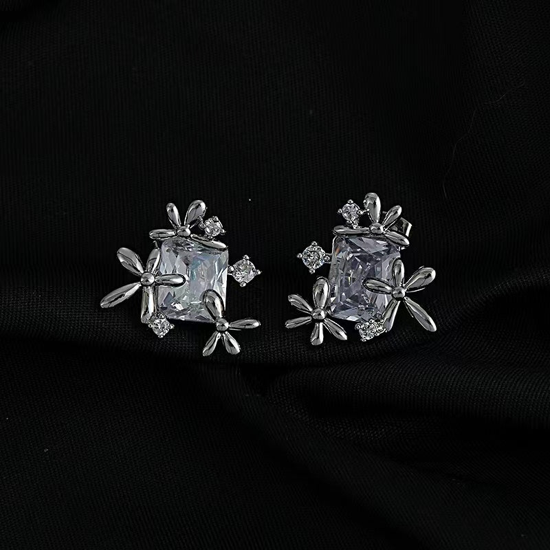 Cold wind earrings female ins Korea new square zirconia earrings 925 silver needle niche senior sense earrings tide