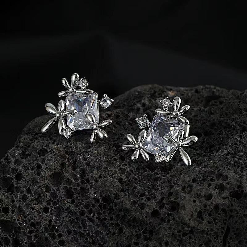 Cold wind earrings female ins Korea new square zirconia earrings 925 silver needle niche senior sense earrings tide