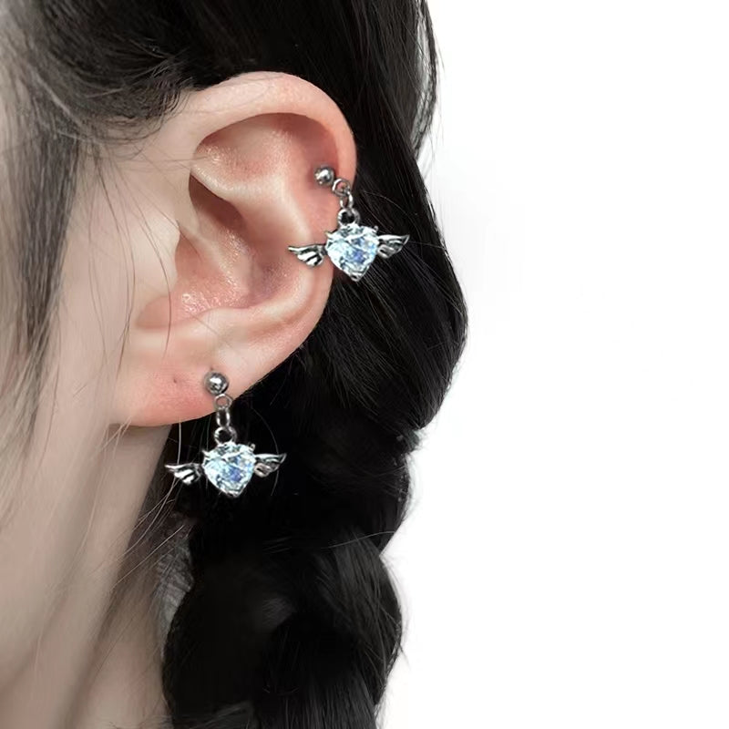 Zircon Earrings have a high sense of temperament, light luxury wings in winter, heart-shaped earrings are simple and cool
