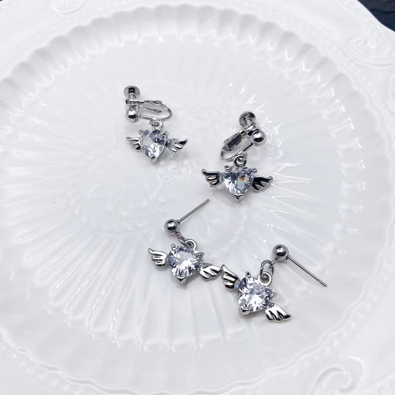 Zircon Earrings have a high sense of temperament, light luxury wings in winter, heart-shaped earrings are simple and cool