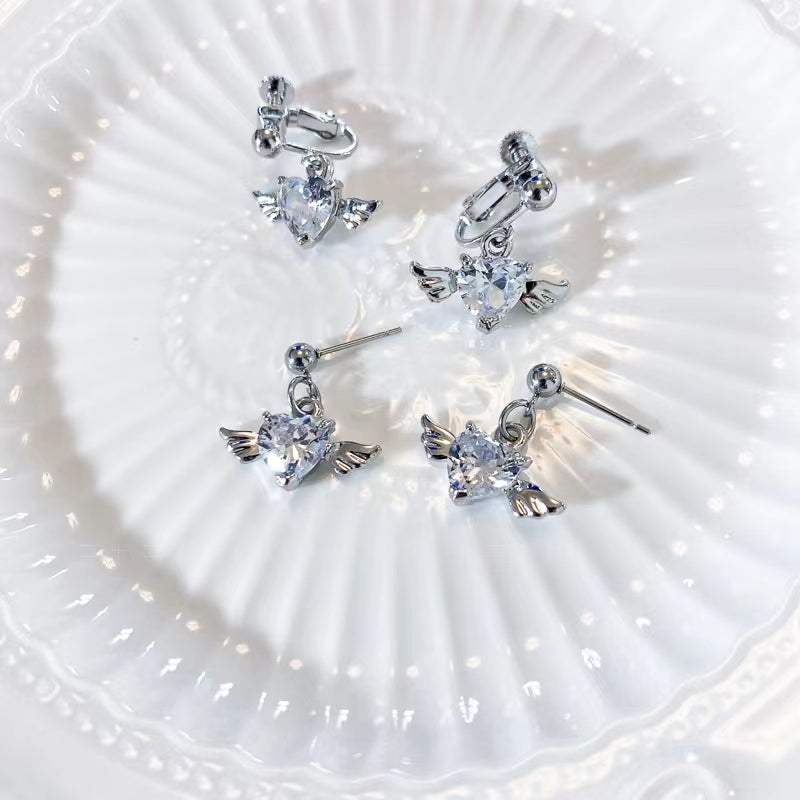 Zircon Earrings have a high sense of temperament, light luxury wings in winter, heart-shaped earrings are simple and cool