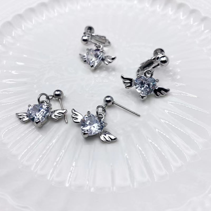 Zircon Earrings have a high sense of temperament, light luxury wings in winter, heart-shaped earrings are simple and cool