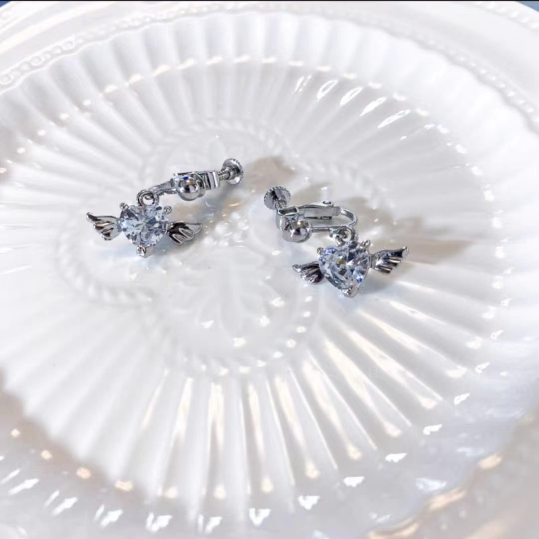Zircon Earrings have a high sense of temperament, light luxury wings in winter, heart-shaped earrings are simple and cool