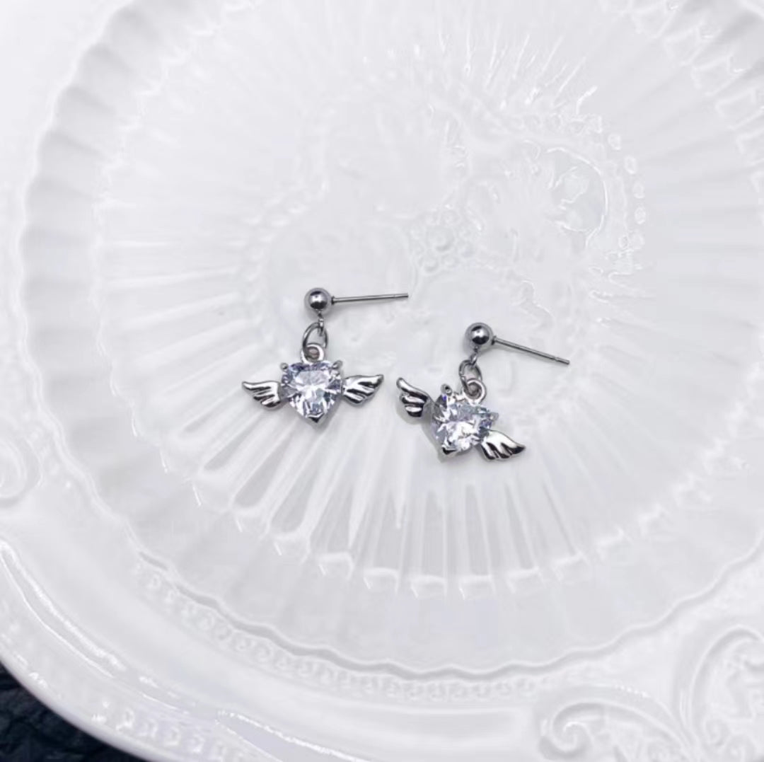 Zircon Earrings have a high sense of temperament, light luxury wings in winter, heart-shaped earrings are simple and cool