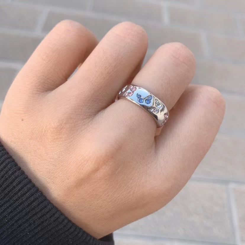 Butterfly Girl is an invincible and beautiful little ring. It's very shiny and very summer