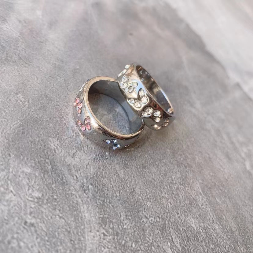 Butterfly Girl is an invincible and beautiful little ring. It's very shiny and very summer