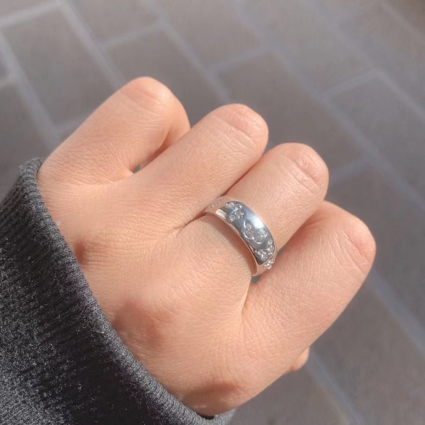 Butterfly Girl is an invincible and beautiful little ring. It's very shiny and very summer